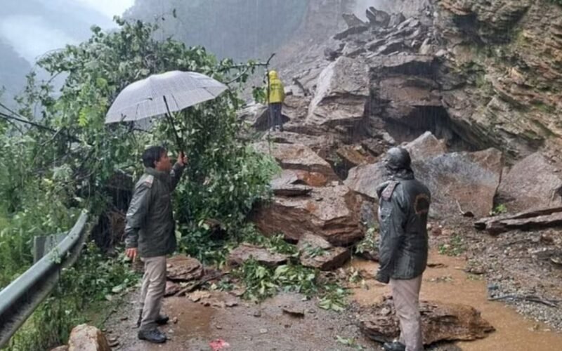 Heavy Landslide Devastates Rudraprayag-Gaurikund Highway
